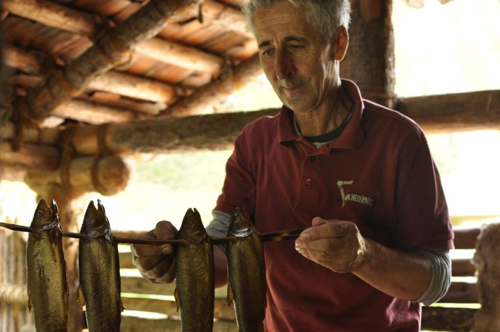 Vorführung zum Fischräuchern<br/>Dimostrazione dellaffumicatura del pesce<br/>Demonstration of fishsmoking