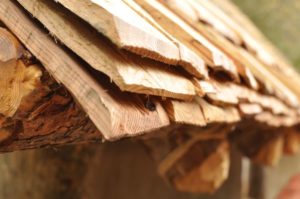 Detail des SchindeldachsDettaglio del tetto a scandoleDetail of the shingle roof2710 BCVillanders-Plunacker, I