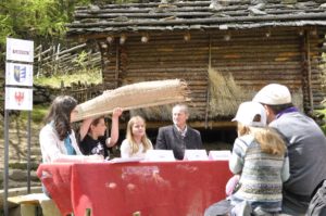 Kinderkonferenz über die Sommerferienbetreuung im archeoParcPresentazioni di bambini del grest estivo dellarcheoParcPresentation of children's holiday camp organized by the archeoParc International Museumday13 May 2018