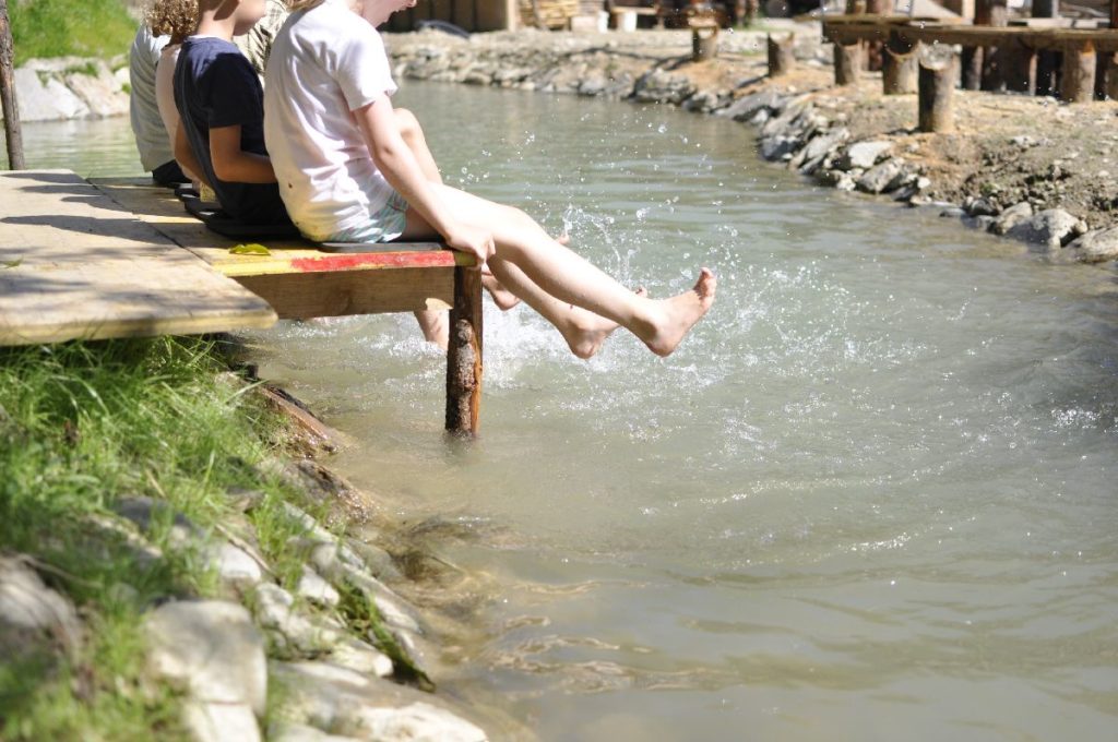 Abkühlung am Einbaumkanal<br/>Rinfrescarsi al canale della piroga monossile<br/>Refreshing at the watercourse of the dugout<br/><br/>Kindersommer Schnals