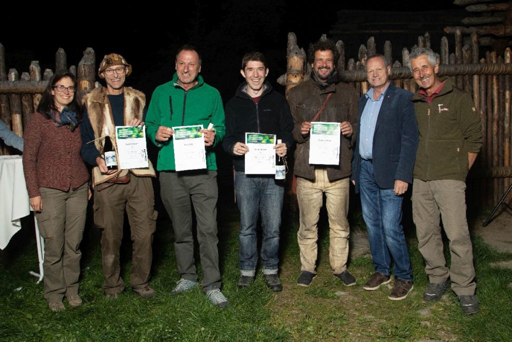 Die Sieger der Kategorie Herren im Bewerb Bogenschießen, im Rahmen der Europameisterschaften für Prähistorische Waffen im archeoParc Schnalstal<br/>La premiazione dei vincitori nella categoria Uomini del torneo di tiro con larco allarcheoParc Val Senales, tappa del campionato europeo per armi preistoriche<br/>Presentation ceremony for the winners of the archery competition, category Men, during the European Championship for Prehistoric Weapons at archeoParc Val Senales<br/><br/>f.l.t.r.: archeoParc director Johanna Niederkofler, Daniel Müller, CH (2st place ), Kuno Bay, CH (1rd place), Ansgar Lukas, D, and Ernst Bierling, D (ex aequo 3nd place), mayor of Senales Karl Josef Rainer,Ernst Gamper<br/>September 2018