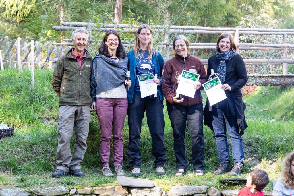 Siegerehrung im Bewerb Speerschleudern, Kategorie Damen, im Rahmen der Europameisterschaften für Prähistorische Waffen im Freilichtbereich des archeoParc Schnalstal<br/>Cerimonia di premiazione dei tiratori con il propulsore, categoria donne, nel corso del campionato europeo di tiro con larco preistorico e lancio con il propulsore allarcheoParc Val Senales<br/>Presentation ceremony for the winners of the atlatl competition, category Women, during the European Championship for Prehistoric Weapons at archeoParc Val Senales<br/><br/>f.l.t.r.: Ernst Gamper, , archeoParc director Johanna Niederkofler, Karen Storks, D (2nd place), Ursula Räss, CH (1rd place), Maike Lukas, D (3st place)<br/>September 2018