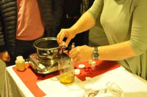 Vorführung zur Herstellung einer Lörgetsalbe im Rahmen des Vortrags Die Lärche in der Hausapotheke und KücheDimostrazione della produzione di una crema con la resina di larice nel corso della conferenza Il larice come alimento e curativoDemonstration of the making of a uguent with larch resin during the presentation by Christina NiederkoflerarcheoParc Schnalstal16 October 2018
