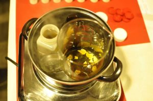 Vorführung zur Herstellung einer Lörgetsalbe im Rahmen des Vortrags Die Lärche in der Hausapotheke und KücheDimostrazione della produzione di una crema con la resina di larice nel corso della conferenza Il larice come alimento e curativoDemonstration of the making of a uguent with larch resin during the presentation by Christina NiederkoflerarcheoParc Schnalstal16 October 2018