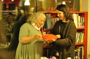 Vorstandsmitglied des archeoParc Schnals Museumsverein Patrizia Pixner dankt Christina Niederkofler für den interessanten AbendIl membro del consiglio amministrativo dellassociazione museale Patrizia Pixner ringrazia Christina Niederkofler per lallettante serataMuseum association board member Patrizia Pixner thanks Christina Niederkofler fort he interesting eveningarcheoParc Schnalstal16 October 2018