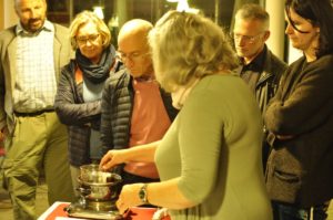 Vorführung zur Herstellung einer Lörgetsalbe im Rahmen des Vortrags Die Lärche in der Hausapotheke und KücheDimostrazione della produzione di una crema con la resina di larice nel corso della conferenza Il larice come alimento e curativoDemonstration of the making of a uguent with larch resin during the presentation by Christina NiederkoflerarcheoParc Schnalstal16 October 2018