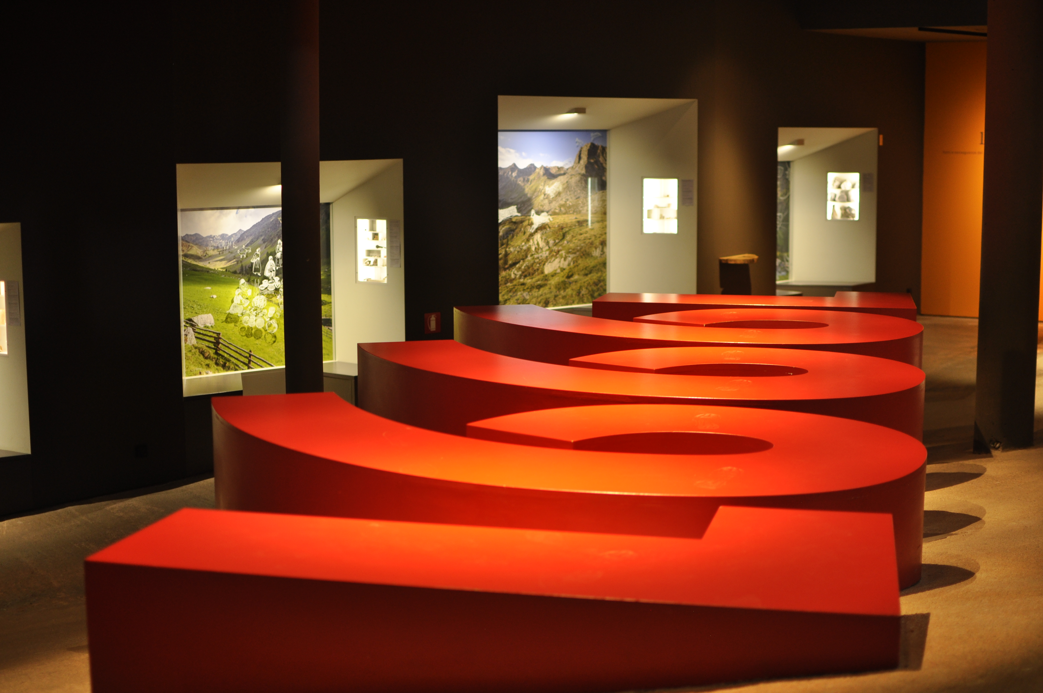 Detailansicht des Besucherzentrums im archeoParc SchnalstalDettaglio del centro visitatori dellarcheoParc Val SenalesDetail of the visitor centre at the archeoParc Val Senales