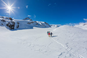 Ötzi Glacier Tour mit Axel Naglich - Aufstieg zur Ötzifundstelle am Tisenjoch im Schnalstal  Ötzi Glacier Tour con Axel Naglich - salita fino al luogo di ritrovamento di Ötzi al giogo di Tisa nella Val Senales  Ötzi Glacier Tour with Axel Naglich in Val Senales Valley in northern Italy