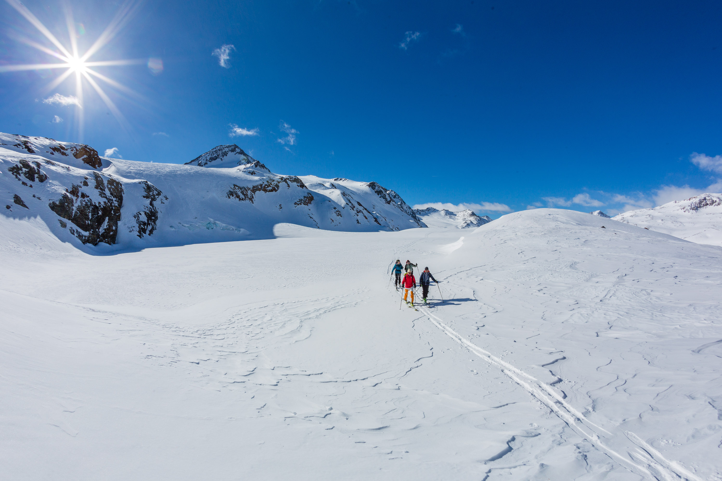 Ötzi Glacier Tour mit Axel Naglich - Aufstieg zur Ötzifundstelle am Tisenjoch im Schnalstal  Ötzi Glacier Tour con Axel Naglich - salita fino al luogo di ritrovamento di Ötzi al giogo di Tisa nella Val Senales  Ötzi Glacier Tour with Axel Naglich in Val Senales Valley in northern Italy