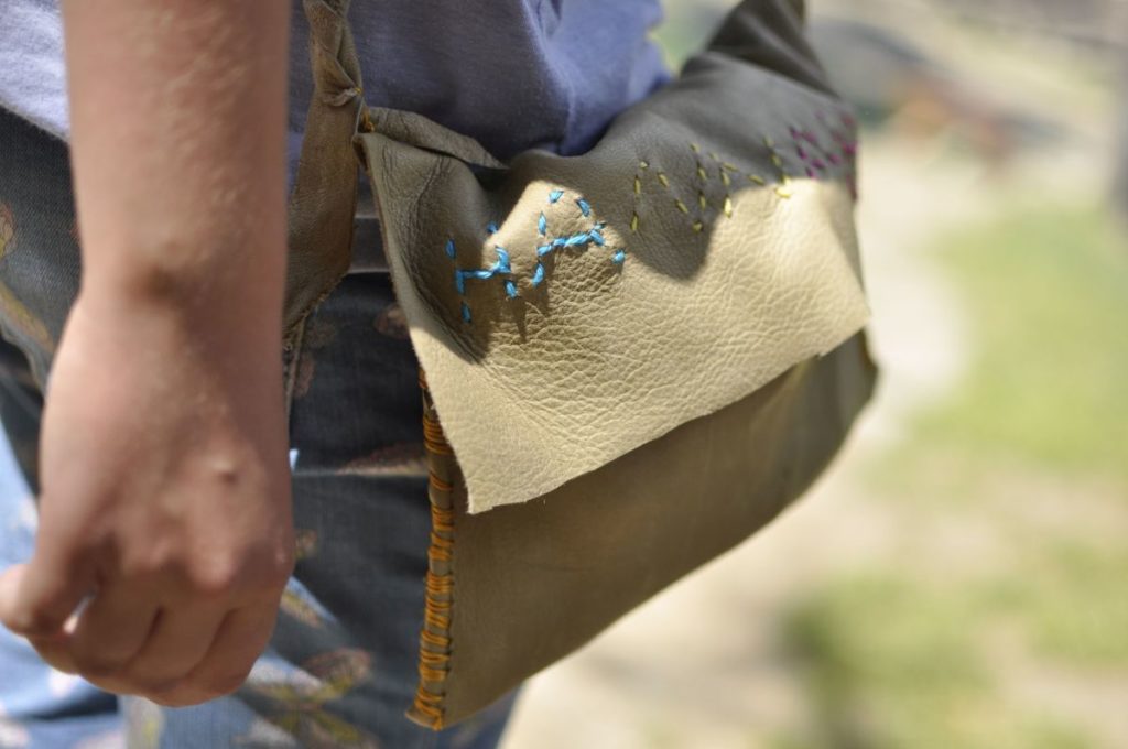 Kunstwerke entstanden im Kindersommer im archeoParc Schnalstal<br/>Borse di cuoio costruite durante il grest estivo nellarcheoParc Val Senales<br/>leather bag from the sewing workshop during the summer camp at the archeoParc Val Senales<br/>July 2018<br/>