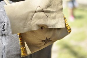 Kunstwerke entstanden im Kindersommer im archeoParc SchnalstalBorse di cuoio costruite durante il grest estivo nellarcheoParc Val Senalesleather bag from the sewing workshop during the summer camp at the archeoParc Val SenalesJuly 2018