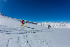 Abfahrt im Neuschnee im Rahmen der Ötzi Glacier Tour mit Axel Naglich am Schnalstaler Gletscher  Discesa nella neve fresca nellambito dellÖtzi Glacier Tour con Axel Naglich nella Val Senales  Ötzi Glacier Tour with Axel Naglich in Val Senales Valley in northern Italy