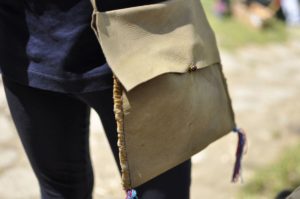 Kunstwerke entstanden im Kindersommer im archeoParc SchnalstalBorse di cuoio costruite durante il grest estivo nellarcheoParc Val Senalesleather bag from the sewing workshop during the summer camp at the archeoParc Val SenalesJuly 2018