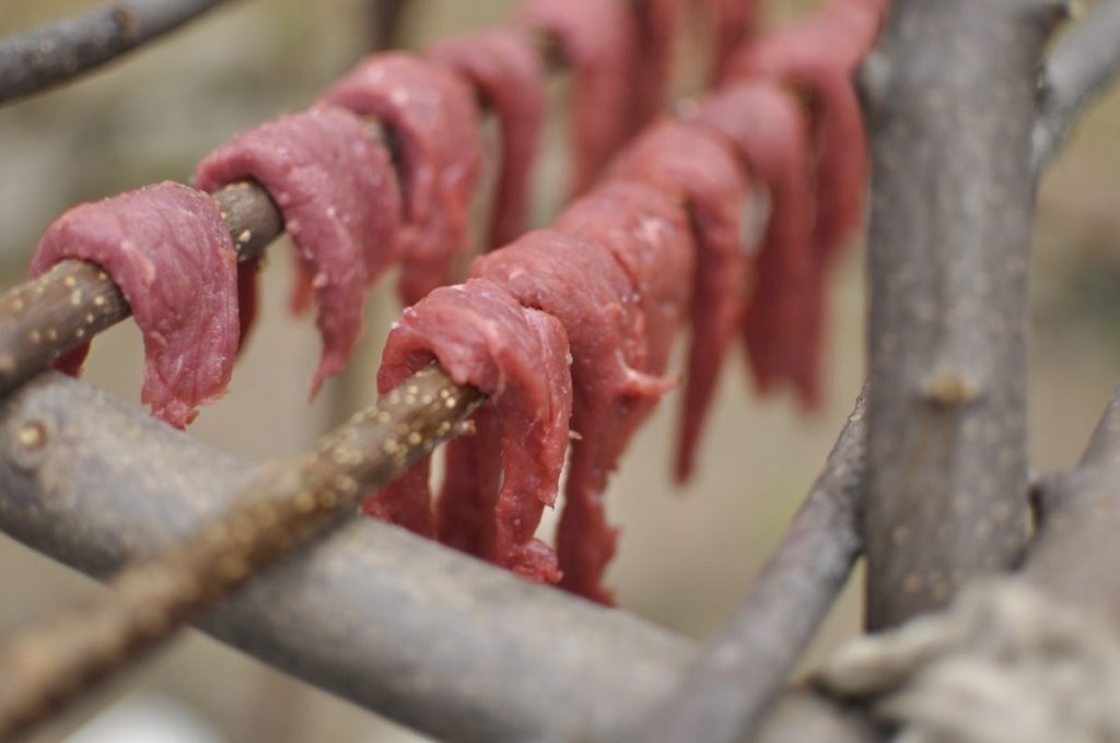 Demonstration zum steinzeitlichen Trocknen von Fleisch