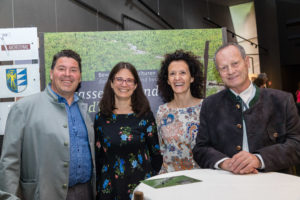 Eröffnung der Ausstellung Wasserführend von Gianni Bodini im archeoParc Schnalstal. v.l.n.r. Präsident des Tourismusverein Schnalstal Walter Zerpelloni, archeoParc-Leiterin Johanna Niederkofler, Präsidentin des archeoParc Museumsverein Sonja Santer, Bürgermeister von Schnals Karl Josef Rainer Juli 2019 Inaugurazion della mostra vene dacqua di Gianni Bodini nellarcheoParc Val Senales. da sx a dx: il presidente dellassocciazione turistica della Val Senales Walter Zerpelloni, direttrice dellarcheoParc Johanna Niederkofler, presidente dellarcheoParc assocciazione museale Sonja Santer, il sindaco di Senales Karl Josef Rainer Luglio 2019Exibition of different irrigation systems from Gianni Bodini at the archeoParc Val Senales. f.l.t.r. President Tourist associationWalter Zerpelloni, archeoParc director Johanna Niederkofler, president museum association Sonja Santer, major of Senales Karl Joseph RainerJuly 2019