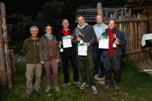 Die Sieger der Herren im Bewerb Bogenschießen, im Rahmen der Europameisterschaften für Prähistorische Waffen im archeoParc SchnalstalLa premiazione dei vincitori nella categoria Uomini del torneo di tiro con larco allarcheoParc Val Senales, tappa del campionato europeo per armi preistorichePresentation ceremony for the winners of the archery competition, category Men, during the European Championship for Prehistoric Weapons at archeoParc Val Senalesf.l.t.r.: Ernst Gamper, archeoParc director Johanna Niederkofler, Klaus Zimmermann (3rd place), Kuno Bay (1st place), the major from Senales Karl Josef Rainer, Hartmut Herrmann (2st place)September 2019