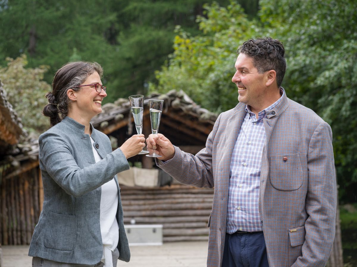 Feier des zwanzigjährigen Bestehens im archeoParc Schnalstal mit Jubiläumsgebäck  Festa in occasione del ventennale dell’inaugurazione dell’archeoParc Val Senales con pasticcini d’anniversario f.l.t.r. Johanna Niederkofler, Walter ZerpelloniSeptember 2021