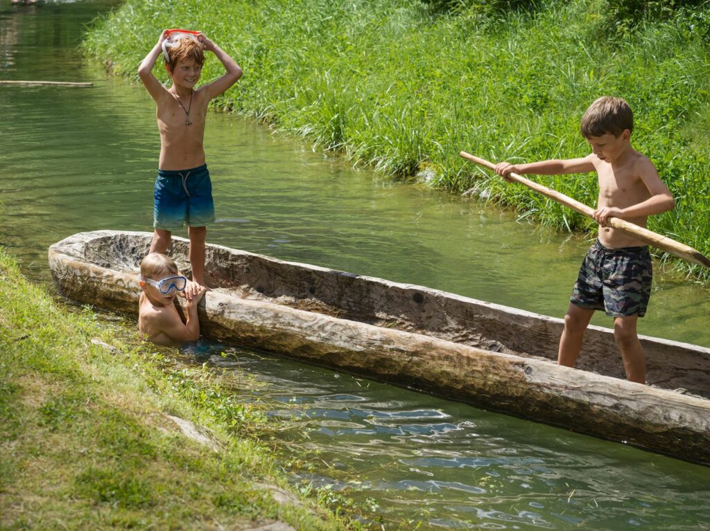Einbaum fahren im archeoParc<br/>Giro in canoa monossile allarcheoParc<br/>Trying a Neolithic canoa at the archeoParc<br/><br/>Kindersommer Schnals<br/>July 2022