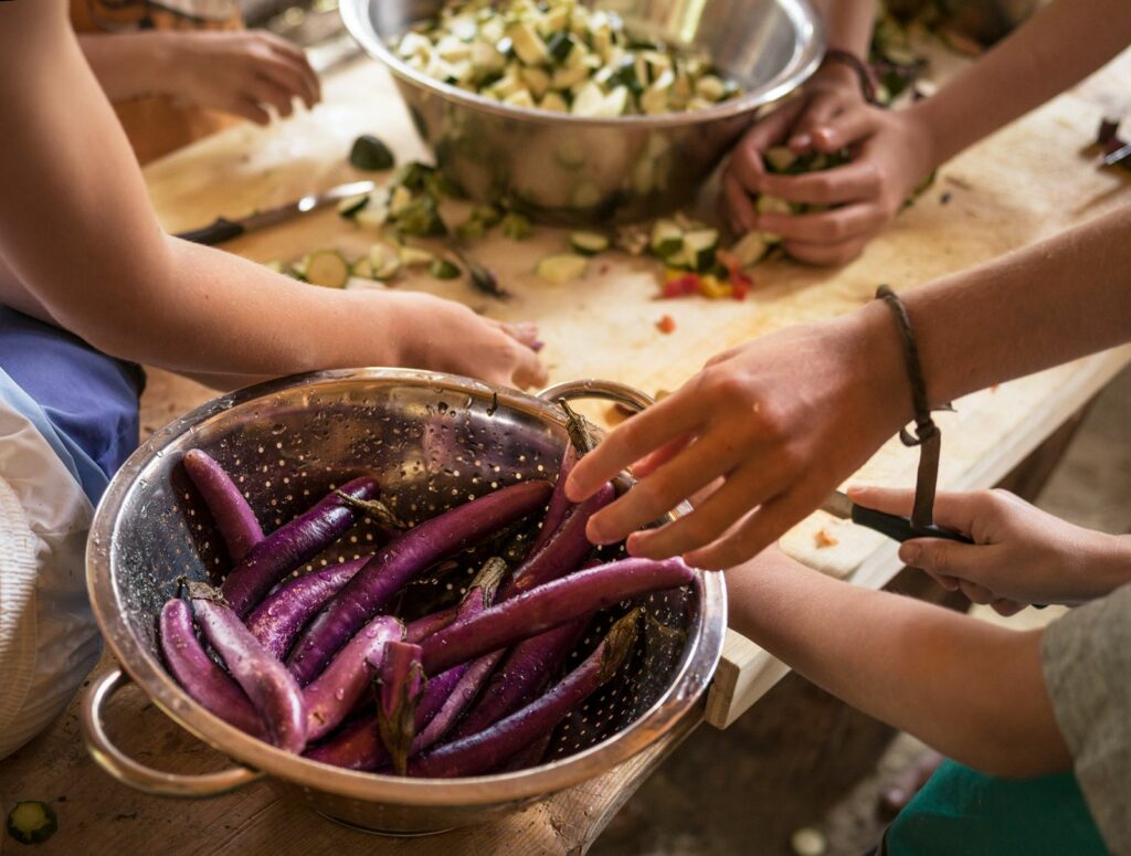 Kochen bei der Ferienbetreuung im archeoParc<br/>Preparazione del pranzo allarcheoParc<br/>Cooking at the archeoParc bon fire<br/><br/>Kindersommer Schnals<br/>July 2022
