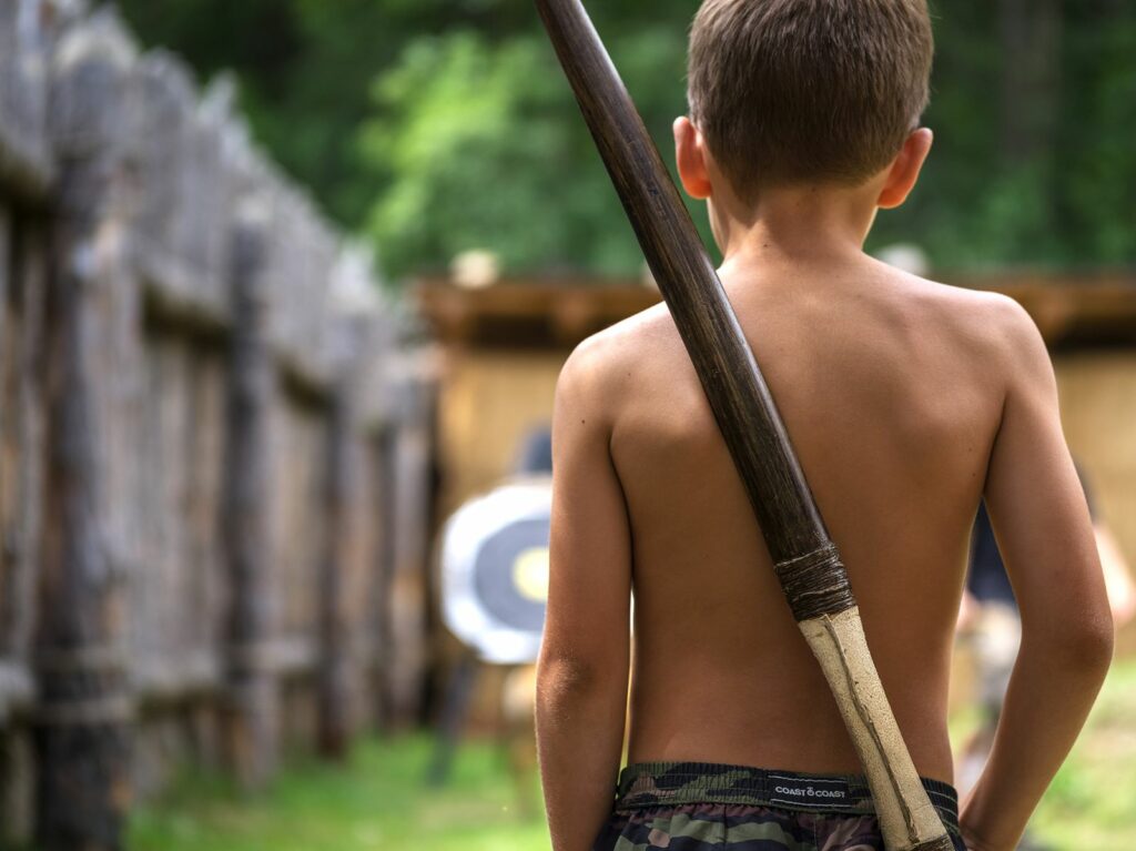 Bogen schießen im archeoParc<br/>Tiro con larco allarcheoParc<br/>Trying archery at the archeoParc<br/><br/>Kindersommer Schnals<br/>July 2022