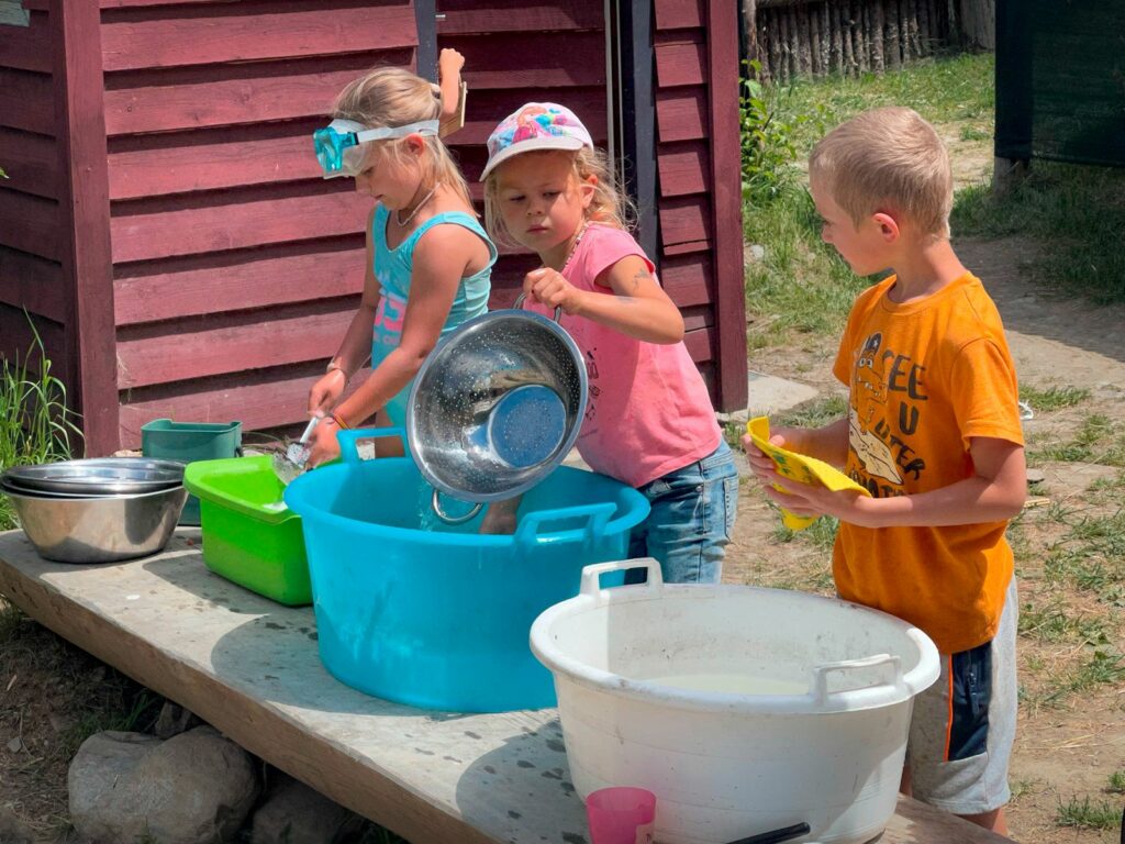 Waschstraße bei der Ferienbetreuung im archeoParc<br/>Piccoli lavapiatti alllavoro <br/>Washing up at the archeoParc<br/><br/>Kindersommer Schnals<br/>July 2022