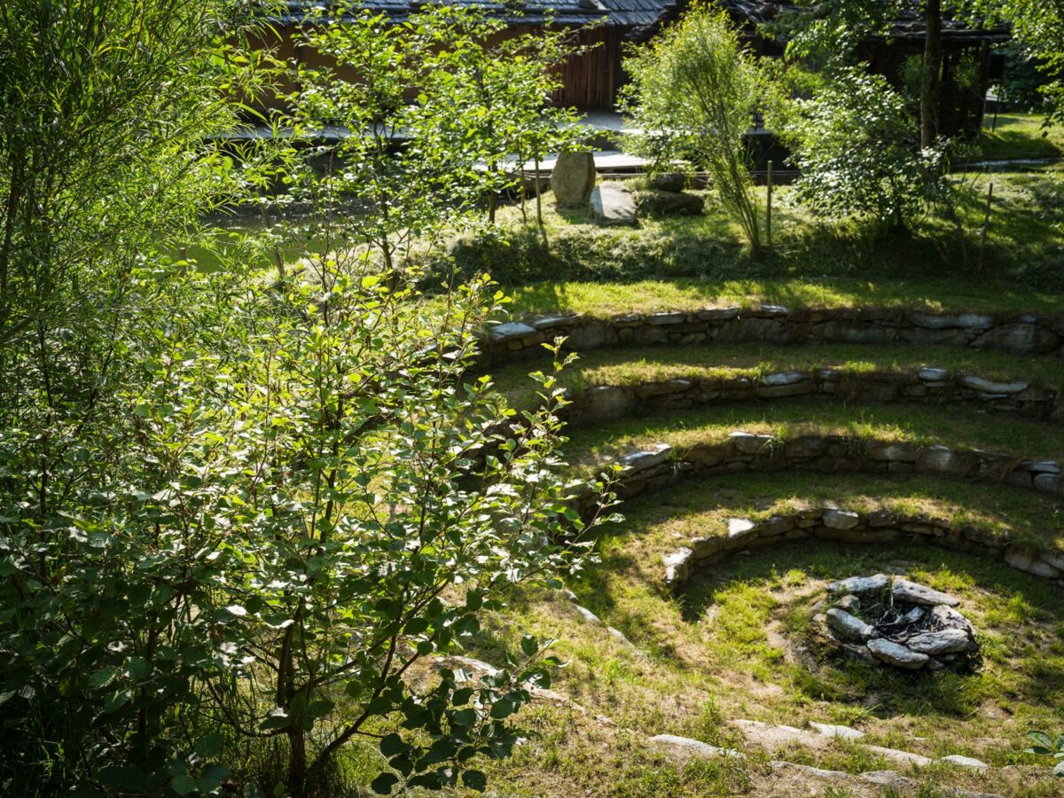 Große Feuerstelle im Freilichtbereich des archeoParc<br/>Focolare grande nell’area all’aperto dell’archeoParc<br/>Main fire place in the open-air area oft he archeoParc