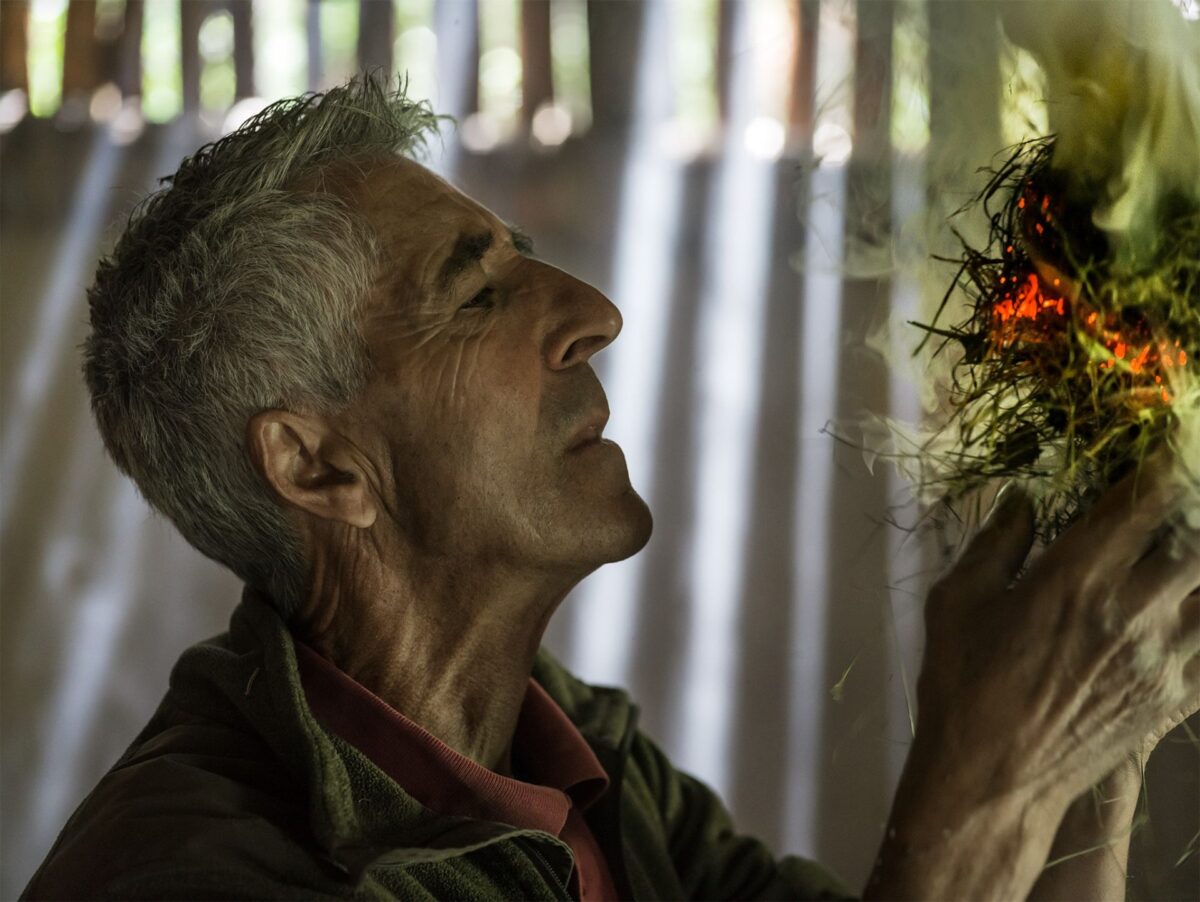 Demonstration zum steinzeitlichen Feuer schlagen im archeoParc Schnalstal<br/>Dimostrazione dellaccensione del fuoco a percussione in maniera di Ötzi<br/>Fire making demonstration at the Archeological Open-Air Museum archeoParc Val Senales<br/><br/>Summer 2021
