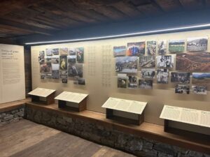 Blick in die Sonderausstellung „Wege aus Gras und Fels“<<br/>Mostra temporanea <br/>Temporary exhibition<br/><br/>June 2025