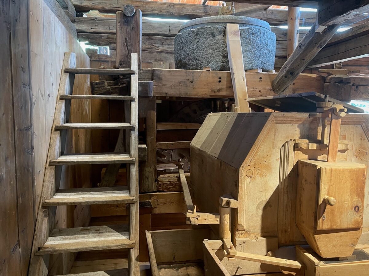 Mahlwerk der Gorfer Mühle <br/>Macina del mulino<br/>Millstone<br/><br/>Schnals-Gorfer Mühle