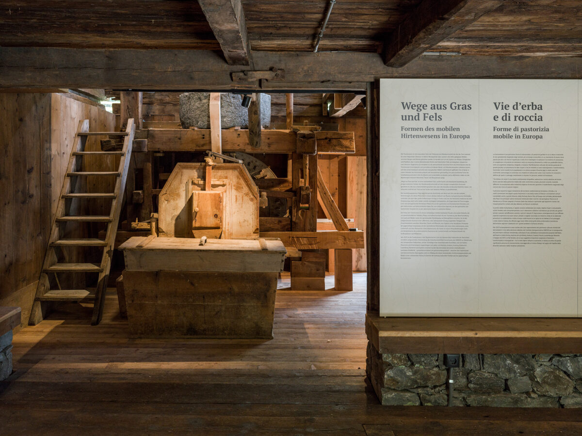 Mahlwerk der Gorfer Mühle <br/>Macina del mulino<br/>Millstone<br/><br/>Schnals-Gorfer Mühle