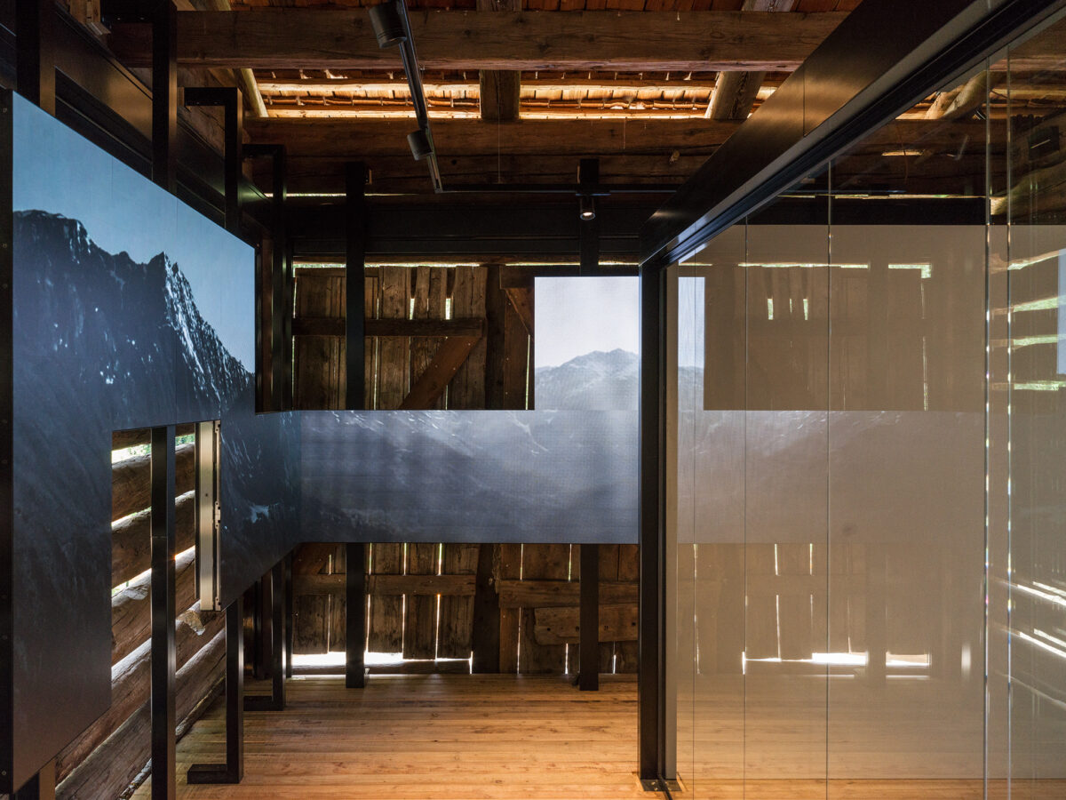 Blick in den Ausstellungsraum des Brugger Hütten Stadels<br/>Vano espositivo nel fienile<br/>Exhibition room<br/><br/>Schnals-Brugger Hütten
