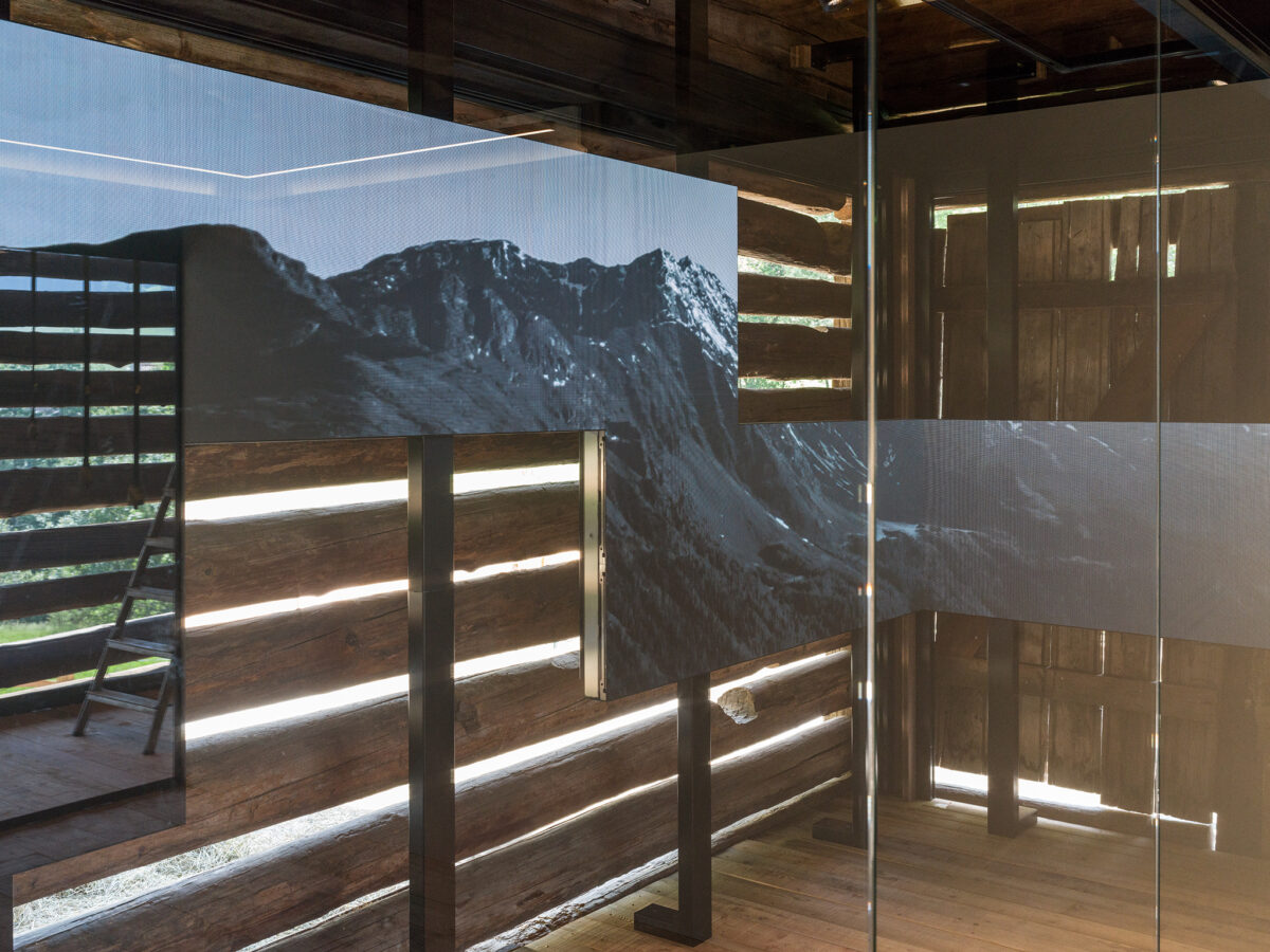 Blick in den Ausstellungsraum des Brugger Hütten Stadels<br/>Vano espositivo nel fienile<br/>Exhibition room<br/><br/>Schnals-Brugger Hütten