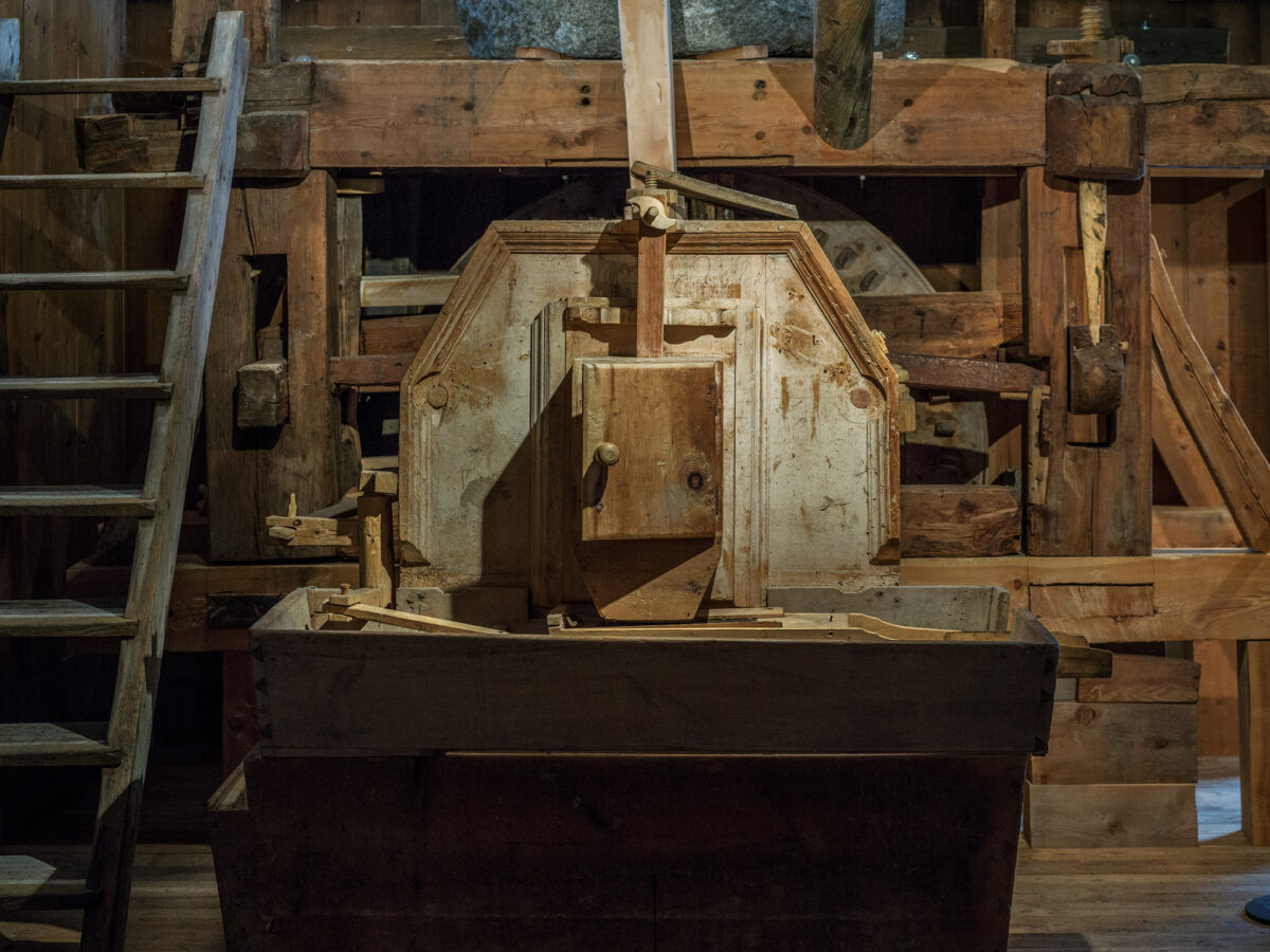 Mahlwerk der Gorfer Mühle <br/>Macina del mulino<br/>Millstone<br/><br/>Schnals-Gorfer Mühle