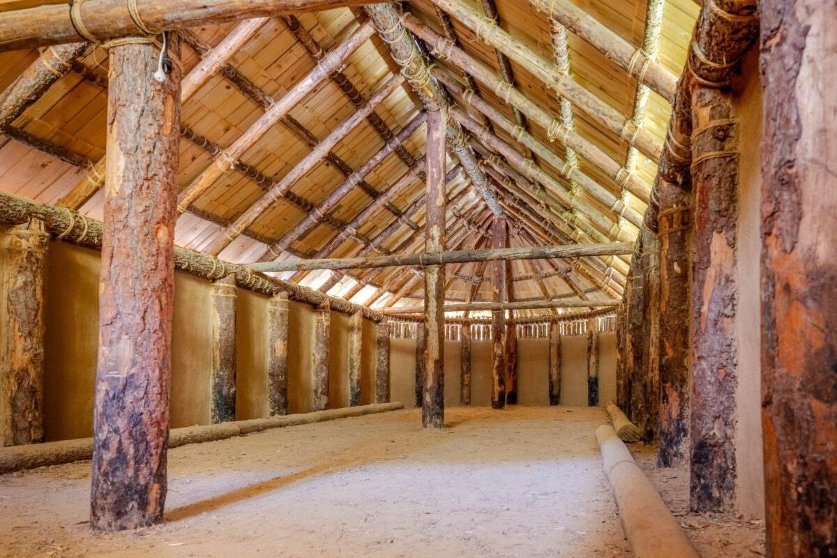 Rekonstruktion eines Steinzeithauses im archeoParc Schnalstal<br />Ricostruzione di una casa neolitica nell’archeoParc Val Senales<br />Reconstruction of a stone-age house in the archeoParc Val Senales<br /><br />