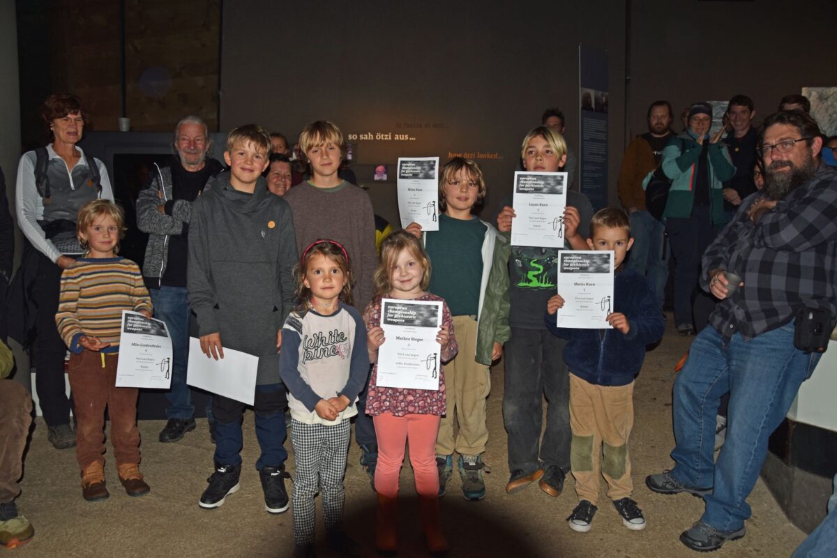Siegerehrung Bewerb Bogenschießen, Kategorie Kinder, im Rahmen der Europameisterschaften für Prähistorische Waffen im Freilichtbereich des archeoParc Schnalstal<br/>Cerimonia di premiazione degli arcieri, categoria bambini, nel corso del campionato europeo di tiro con l’arco preistorico e lancio con il propulsore all’archeoParc Val Senales<br/>Presentation ceremony for the winners of the archery competition, children category, during the European Championship for Prehistoric Weapons at archeoParc Val Senales<br/><br/> br/><br/>September 2025