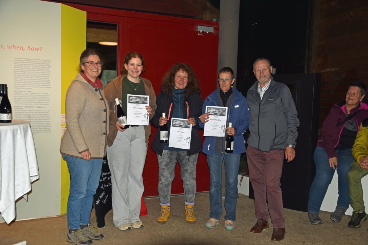 Die Siegerinnen des Bewerbs Bogenschießen, im Rahmen der Europameisterschaften für Prähistorische Waffen im archeoParc Schnalstal<br/>La premiazione delle vincitrici del torneo di tiro con l’arco all’archeoParc Val Senales, tappa del campionato europeo per armi preistoriche <br/>Presentation ceremony for the winners of the archery competition, category Women, during the European Championship for Prehistoric Weapons at archeoParc Val Senales<br/><br/> f.l.t.r.: Johanna Niederkofler, Helena Martz (2nd place), Tanja Poget (3rd place), Marlen Mischler (1st place), Karl Josef Rainer <br/>September 2025