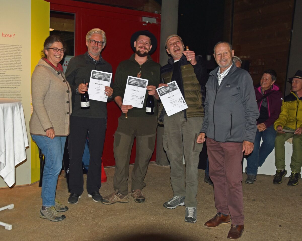 Die Sieger der Herren im Bewerb Bogenschießen, im Rahmen der Europameisterschaften für Prähistorische Waffen im archeoParc Schnalstal<br/>La premiazione dei vincitori nella categoria Uomini del torneo di tiro con l’arco all’archeoParc Val Senales, tappa del campionato europeo per armi preistoriche<br/>Presentation ceremony for the winners of the archery competition, category Men, during the European Championship for Prehistoric Weapons at archeoParc Val Senales<br/><br/>f.l.t.r.: Johanna Niederkofler, Anton Brunner (3rd place ), Olivier Bay (1st place), Kuno Bay (2nd place), Karl Josef Rainer<br/>September 2025