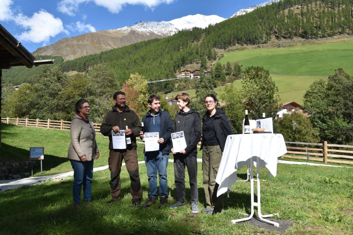 Siegerehrung im Bewerb Speerschleudern, Kategorie Herren, im Rahmen der Europameisterschaften für Prähistorische Waffen im Freilichtbereich des archeoParc Schnalstal<br/>Cerimonia di premiazione dei tiratori con il propulsore, categoria Uomini, nel corso del campionato europeo di tiro con l’arco preistorico e lancio con il propulsore all’archeoParc Val Senales<br/>Presentation ceremony for the winners of the atlatl competition, category Men, during the European Championship for Prehistoric Weapons at archeoParc Val Senales<br/><br/>f.l.t.r.: Johanna Niederkofler, Joachim Martz (1st place), Ansgar Lukas (2nd place), Tom Lukas (3rd place), Sara Weithaler<br/>September 2025