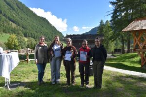 Siegerehrung im Bewerb Speerschleudern, Kategorie Damen, im Rahmen der Europameisterschaften für Prähistorische Waffen im Freilichtbereich des archeoParc SchnalstalCerimonia di premiazione dei tiratori con il propulsore, categoria Donne, nel corso del campionato europeo di tiro con l’arco preistorico e lancio con il propulsore all’archeoParc Val SenalesPresentation ceremony for the winners of the atlatl competition, category Women, during the European Championship for Prehistoric Weapons at archeoParc Val Senalesf.l.t.r.: Johanna Niederkofler, Maren Martz (3rd place), Ursula Räss (1st place), Marlen Mischler (2nd place), Sara WeithalerSeptember 2025