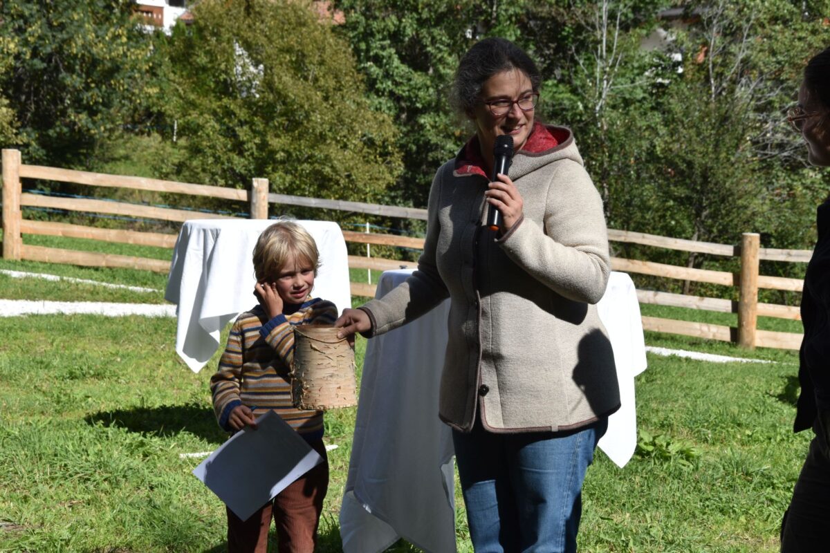 Siegerehrung im Bewerb Speerschleudern, Kategorie Kinder, im Rahmen der Europameisterschaften für Prähistorische Waffen im Freilichtbereich des archeoParc Schnalstal<br/>Cerimonia di premiazione dei tiratori con il propulsore, categoria Bambini, nel corso del campionato europeo di tiro con l’arco preistorico e lancio con il propulsore all’archeoParc Val Senales<br/>Presentation ceremony for the winners of the atlatl competition, category Children, during the European Championship for Prehistoric Weapons at archeoParc Val Senales<br/><br/>f.l.t.r.: Milo Lindenthaler (1st place) and archeoParc director Johanna Niederkofler<br/>September 2025
