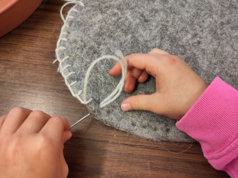 Erste Nähversuche bei der Kinderwerkwoche <br/> Primi tentativi di cucito al grest autunnale<br/><br/>October 2025