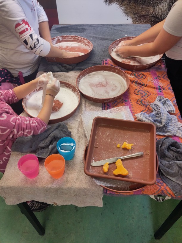 Gemeinsames Filzen bei der Kinderwerkwoche <br/> Feltrare insieme al grest autunnale<br/><br/>October 2025