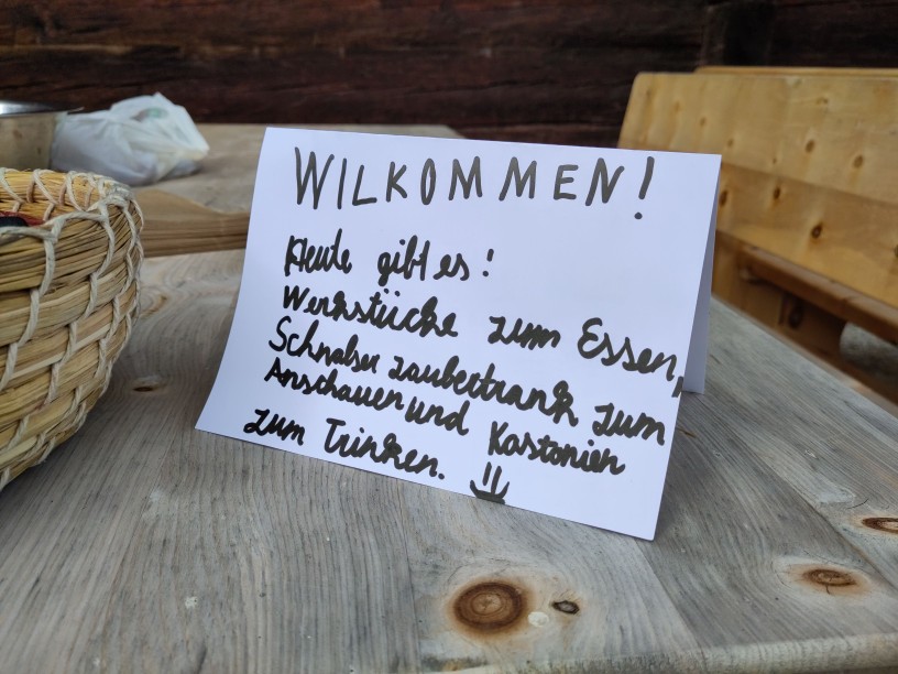 Selbstgeschriebene Tafel für die Präsentation der Werkstücke im campus transhumanza<br/> Tabellone scritto a mano in occasione della presentazione dei lavori al campus transhumanza<br/><br/>October 2025