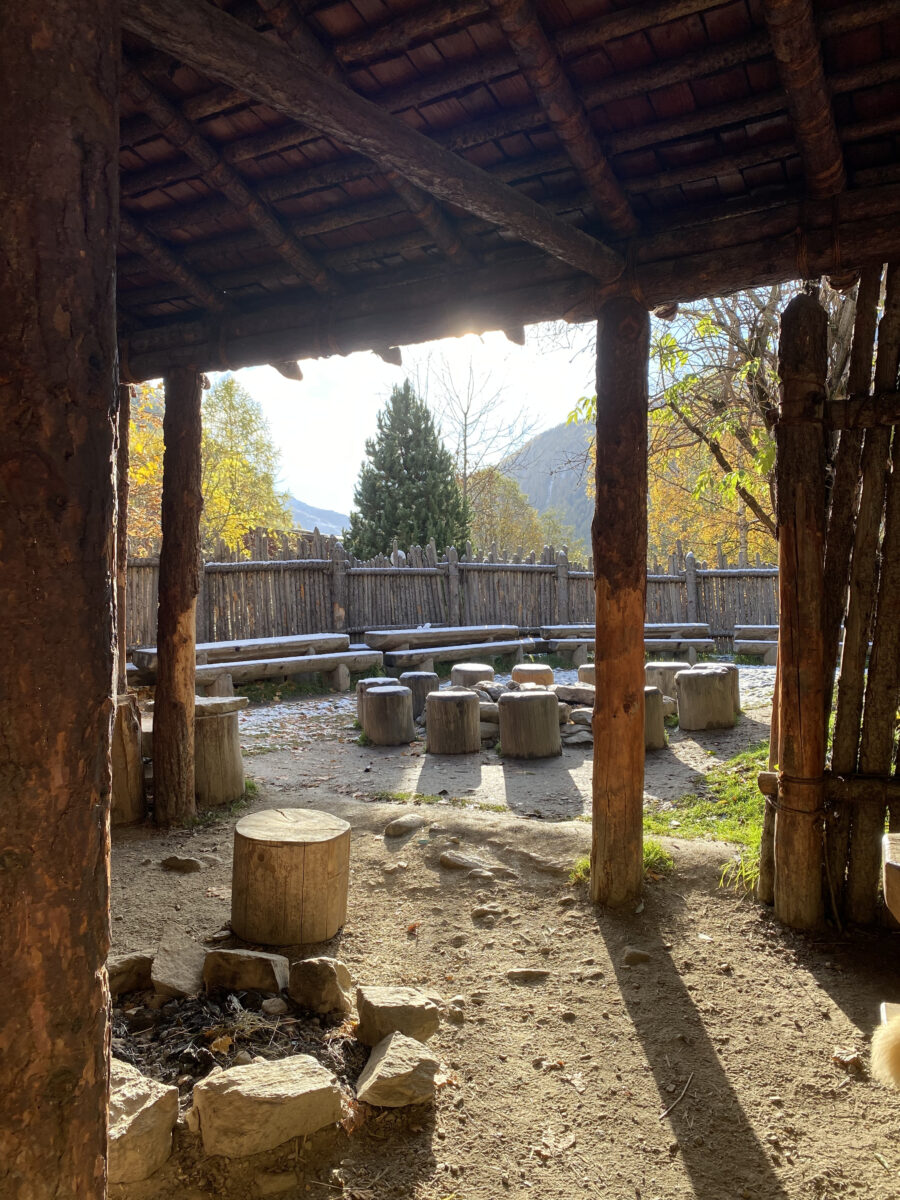 Die Besucherwerkstatt im herbstlichen Lichtspiel<br/> Il laboratorio nella luce autunnale <br/> The visitor workshop area in autumnal light<br/><br/>October 2025