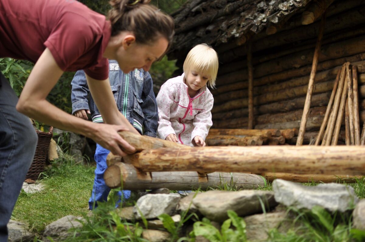 Kinderstunde „Wir bauen ein Steinzeithaus“ beim Familiennachmittag im archeoParc SchnalstalWorkshop per bambini “Costruttori di capanne” durante il pomeriggio in famiglia nell’archeoParc Val Senales Workshop for children “Building a hut” during the Family Afternoon in the archeoParc Val Senales2900-2600 BC Alleshausen-Grundwiesen, D