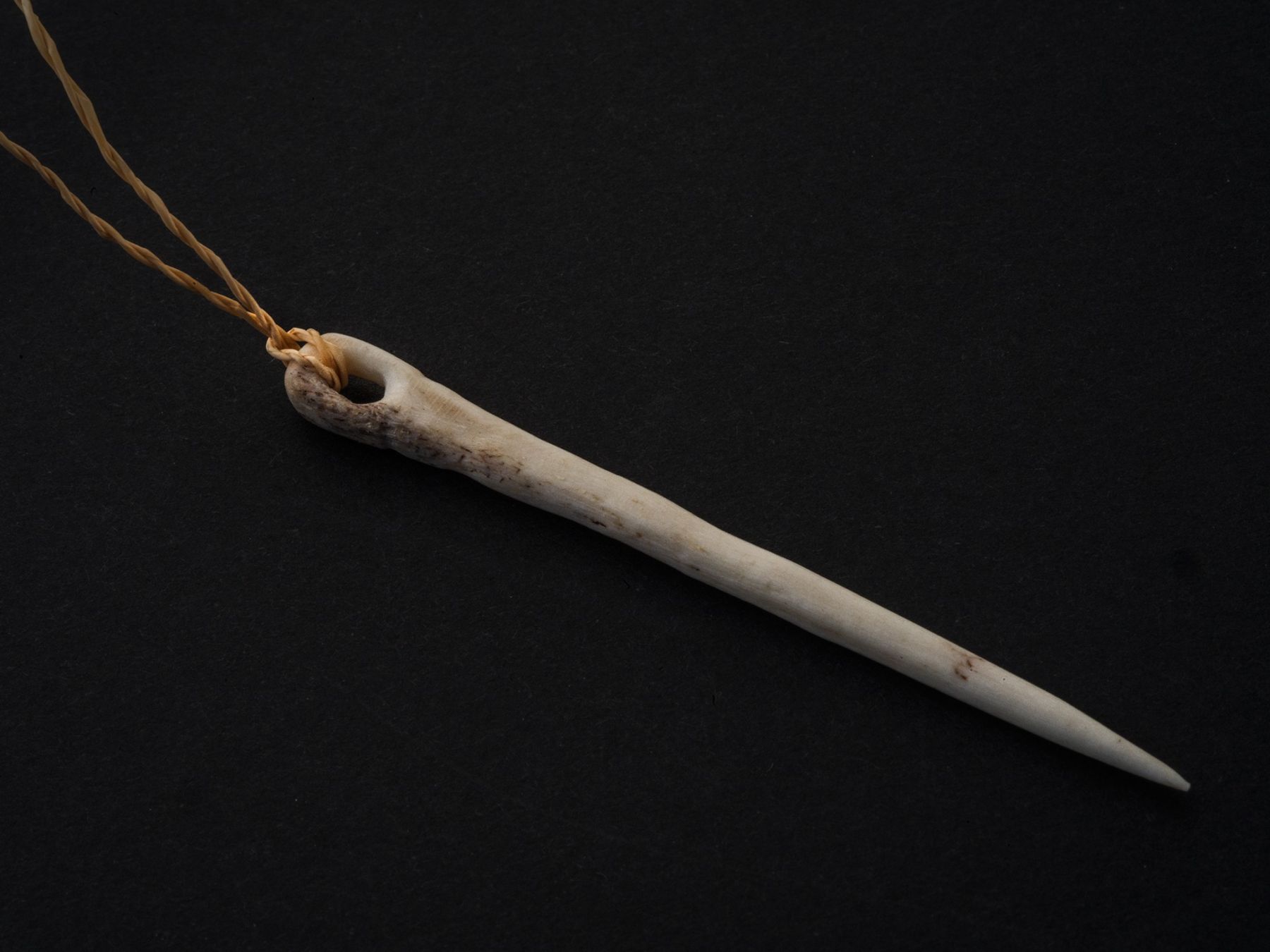 Hirschgeweih zu einer Nadel bearbeiten in der Besucherwerkstatt im archeoParc SchnalstalLaboratorio sulla lavorazione del palco di Cervo in un ago all’archeoParc Val SenalesWorking antler into a needle workshop at the archeoParc Val Senales