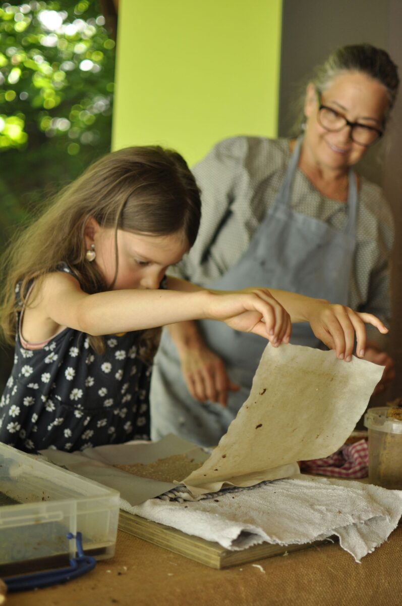 Drop-In-Workshop "Mushroom Paper" with artist Jana Nicole; July 2026