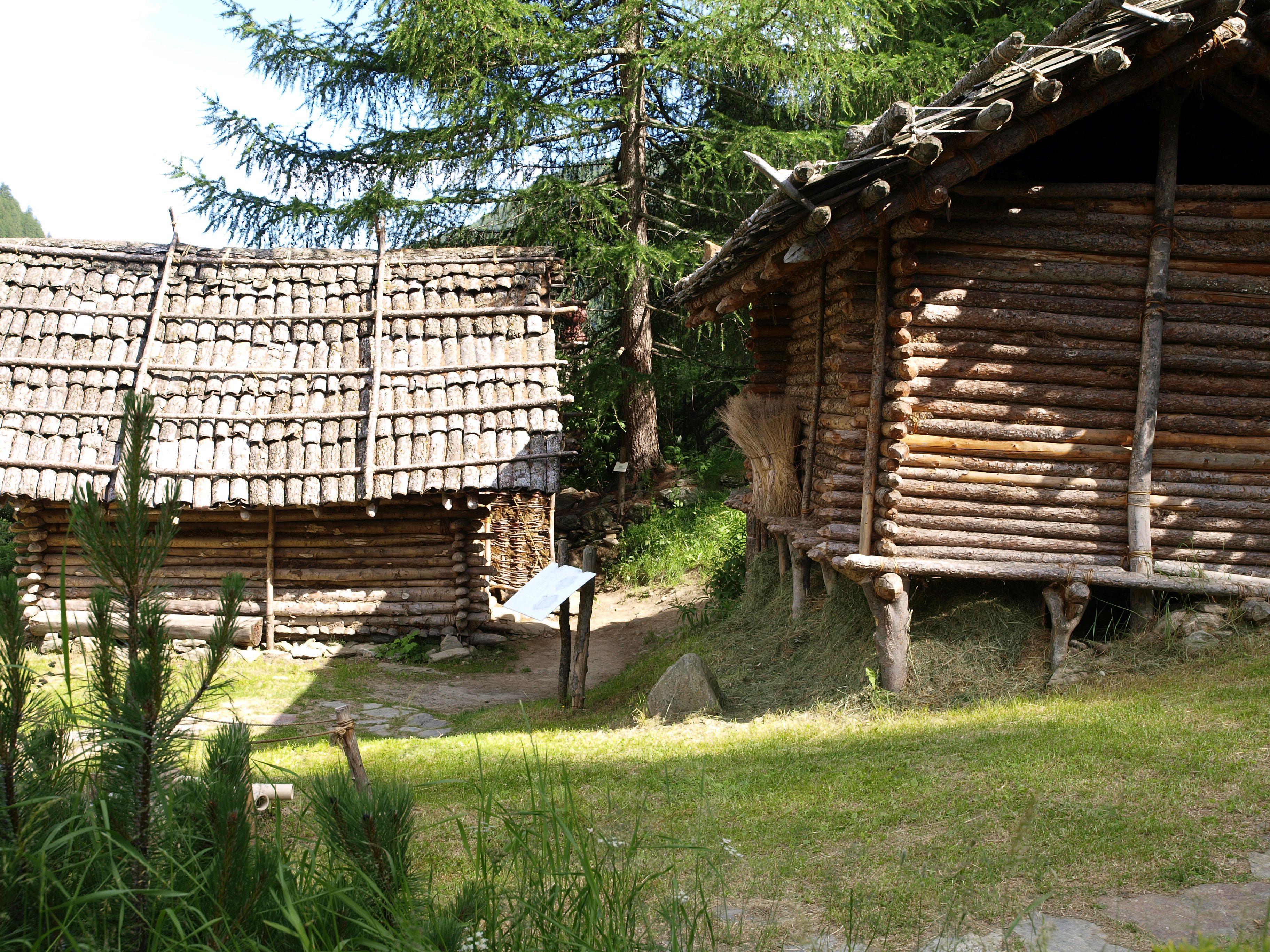 Zwei jungsteinzeitliche Hausmodelle im Freilichtbereich des archeoParc Schnalstal in der Nähe der Ötzifundstelle in Südtirol <br/> Due ricostruzioni di capanne dellepoca di Ötzi nellarea allaperto dellarcheoParc della val Senales <br/> Two neolithic house reconstructions at the archeological open-air museum archeoParc Val Senales close to the discovery site of the Iceman in northern Italy<br/><br/>2900-2600 BC <br/>Alleshausen-Grundwiesen, D