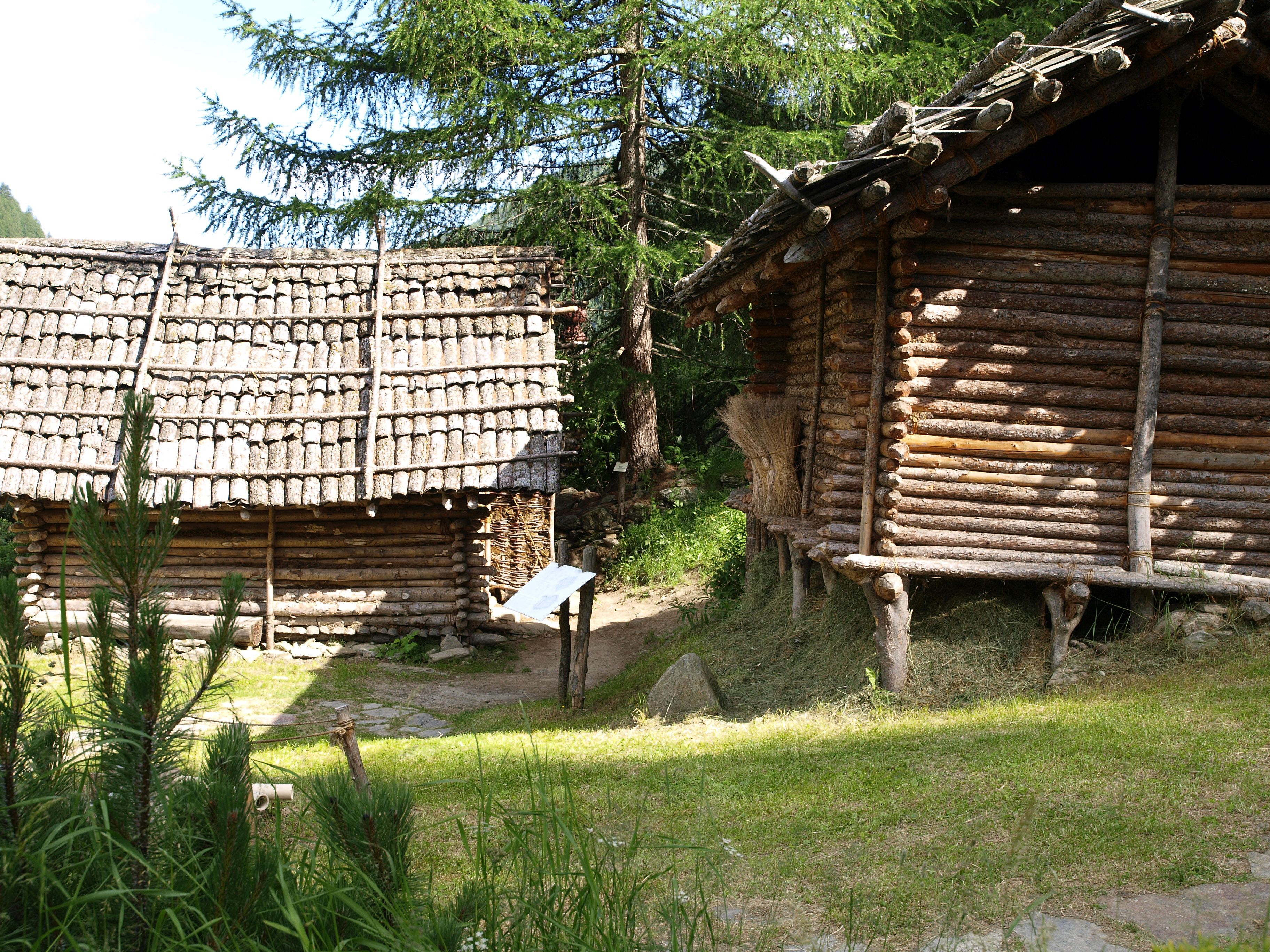 Zwei jungsteinzeitliche Hausmodelle im Freilichtbereich des archeoParc Schnalstal in der Nähe der Ötzifundstelle in Südtirol <br/> Due ricostruzioni di capanne dellepoca di Ötzi nellarea allaperto dellarcheoParc della val Senales <br/> Two neolithic house reconstructions at the archeological open-air museum archeoParc Val Senales close to the discovery site of the Iceman in northern Italy<br/><br/>2900-2600 BC <br/>Alleshausen-Grundwiesen, D