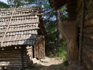 Zwei jungsteinzeitliche Hausmodelle im Freilichtbereich des archeoParc Schnalstal in der Nähe der Ötzifundstelle in Südtirol  Due ricostruzioni di capanne dellepoca di Ötzi nellarea allaperto dellarcheoParc della val Senales  Two neolithic house reconstructions at the archeological open-air museum archeoParc Val Senales close to the discovery site of the Iceman in northern Italy2900-2600 BC Alleshausen-Grundwiesen, D